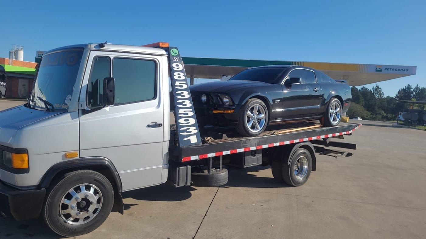 Guincho Gustavo transportando Mustang GT